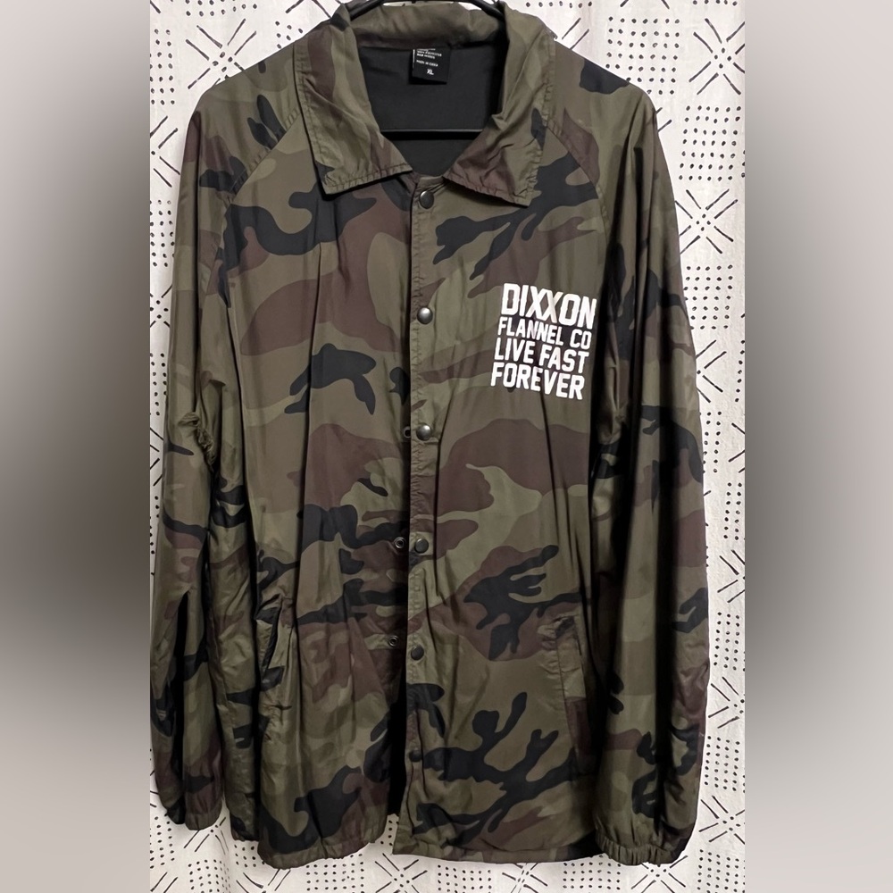 Dixxon windbreaker jacket- Camo, tear under arm, snap closure - Men’s XL